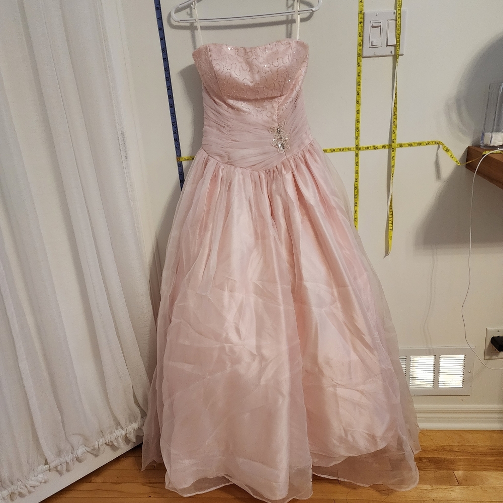 Strapless glittery prom dress